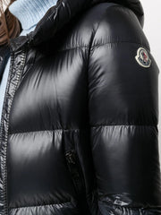 Chaqueta de plumón Moncler con parche del logotipo